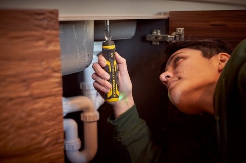 WKRĘTAK AKUMULATOROWY 4V Z ŁADOWARKĄ I BITAMI