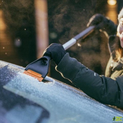 SZCZOTKA I SKROBAK DO ODŚNIEŻANIA FISKARS