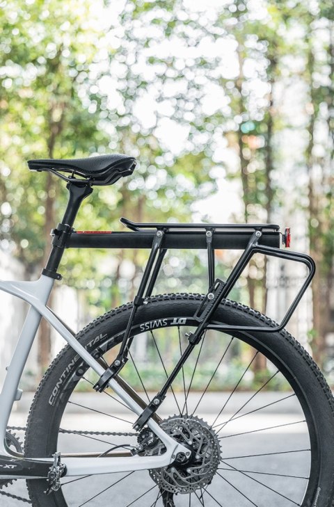 Wytrzymały bagażnik rowerowy z półką i funkcją siodełka i lampką tylną LED czarny Wytrzymały bagażnik rowerowy z półką i funkcją siodełka i lampką tylną LED czarny