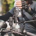 Uchwyt na bidon mocowany na kierownicę ramę roweru motoru - czarny Uchwyt na bidon mocowany na kierownicę ramę roweru motoru - czarny