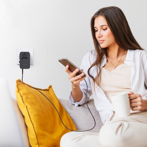 Adapter ładowarka podróżna 45W EU / US / AUS / UK z wbudowanym kablem USB-C - czarny Adapter ładowarka podróżna 45W EU / US / AUS / UK z wbudowanym kablem USB-C - czarny