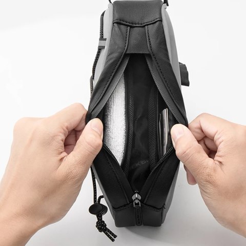 Torba sakwa rowerowa mocowana na ramę 0.9l - srebrna Torba sakwa rowerowa mocowana na ramę 0.9l - srebrna