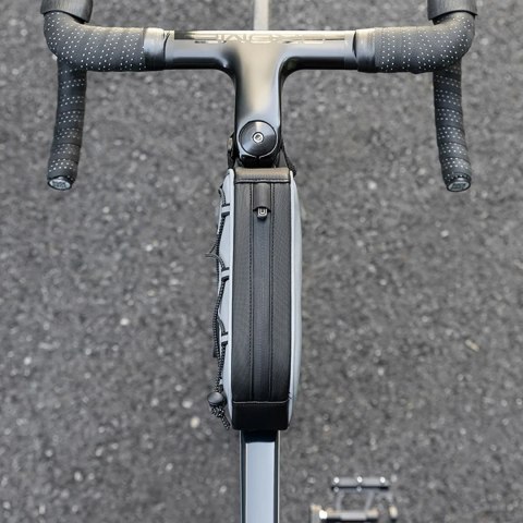 Torba sakwa rowerowa mocowana na ramę 0.9l - srebrna Torba sakwa rowerowa mocowana na ramę 0.9l - srebrna