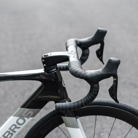 Owijka na kierownicę rowerową z pianki EVA wzór Shark - biała Owijka na kierownicę rowerową z pianki EVA wzór Shark - biała