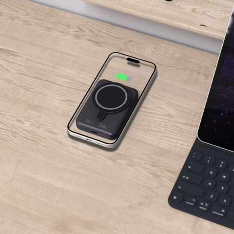 Powerbank 10000mAh MagSafe USB-C 15W z kablem USB-C - czarny Powerbank 10000mAh MagSafe USB-C 15W z kablem USB-C - czarny