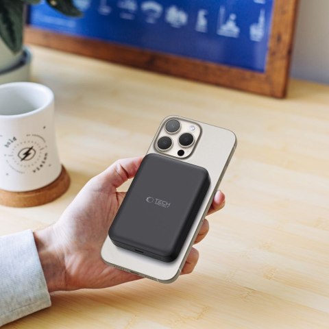 Powerbank 10000mAh MagSafe USB-C 15W z kablem USB-C - czarny Powerbank 10000mAh MagSafe USB-C 15W z kablem USB-C - czarny