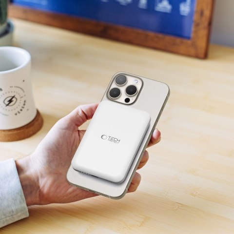 Powerbank 5000mAh z MagSafe USB-C 15W z kablem USB-C - biały Powerbank 5000mAh z MagSafe USB-C 15W z kablem USB-C - biały