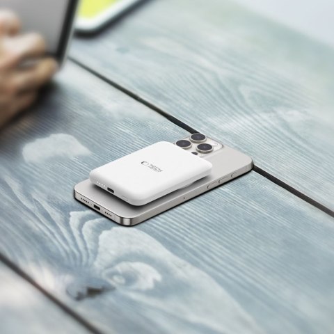 Powerbank 5000mAh z MagSafe USB-C 15W z kablem USB-C - biały Powerbank 5000mAh z MagSafe USB-C 15W z kablem USB-C - biały