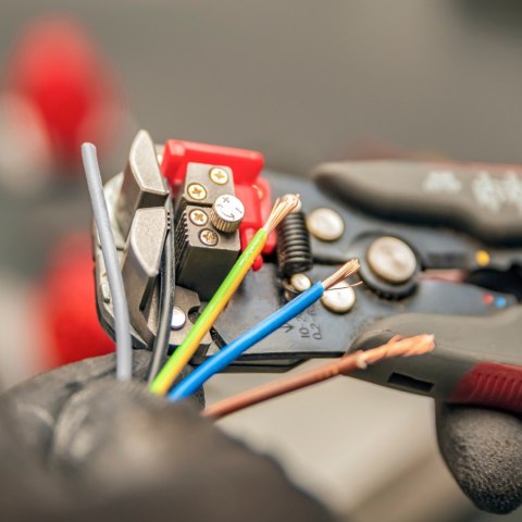 Ściągacz izolacji z zaciskarką do kabli przewodów 0.2-6 mm Ściągacz izolacji z zaciskarką do kabli przewodów 0.2-6 mm