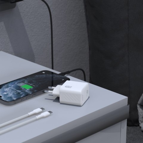 Ładowarka sieciowa GaN z kablem USB-C 45W - czarna Ładowarka sieciowa GaN z kablem USB-C 45W - czarna