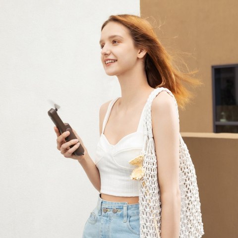 Mini wentylator wiatrak przenośny z funkcją powerbanka latarką USB-A USB-C 2000mAh - brązowy Mini wentylator wiatrak przenośny z funkcją powerbanka latarką USB-A USB-C 2000mAh - brązowy