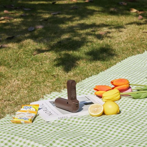 Wiatrak przenośny mini wentylator powerbank latarka USB-A USB-C 4500mAh - brązowy Wiatrak przenośny mini wentylator powerbank latarka USB-A USB-C 4500mAh - brązowy