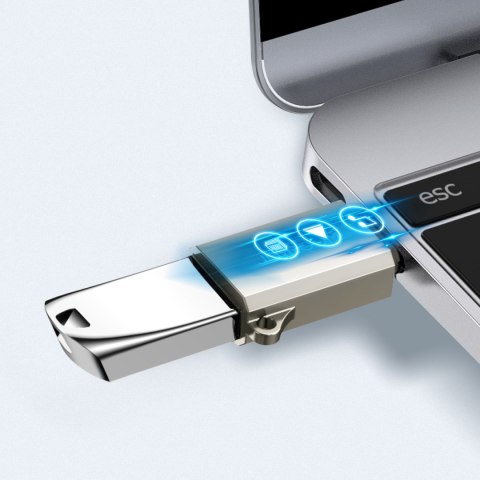 Adapter przejściówka USB-C (męski) - USB-A (żeński) z oczkiem na smycz - srebrny Adapter przejściówka USB-C (męski) - USB-A (żeński) z oczkiem na smycz - srebrny