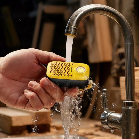 Głośnik przenośny z latarką magnesem klipsem Bluetooth IP67 - żółty