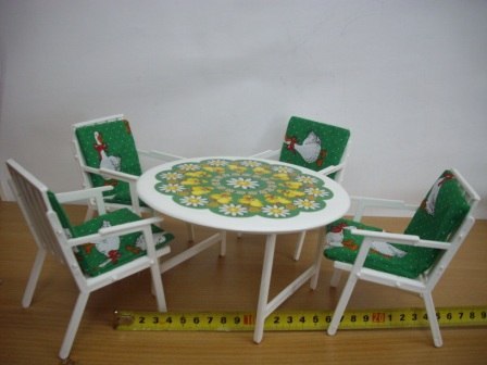 Mebelki dla lalek / 4 krzesełka + stolik 03