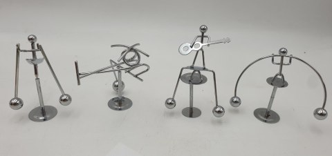 Figurka metalowa na huśtawce wahadełko