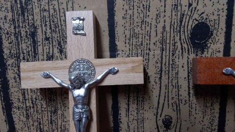 Krzyż drewniany do zawieszenia 17cm B