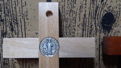 Krzyż drewniany do zawieszenia 17cm B