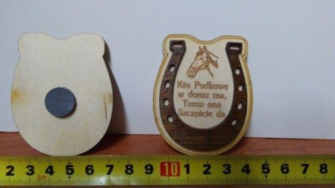Podkowa na desce magnes 6 x 7,5cm nr 100