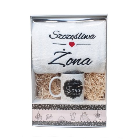 Zestaw prezentowy z białym ręcznikiem "Szczęśliwa Żona" i kubek "Szczęśliwa Żona od tylu lat"