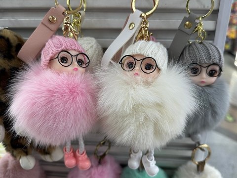 Brelok laleczka pluszowa w okularach długość z nogami 14cm szerokość 7cm