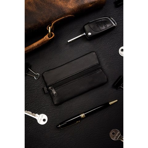 Etui na klucze ze skóry naturalnej w czarnym kolorze zamykane suwakiem KC-02-PDM BLACK