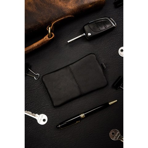 Etui na klucze ze skóry naturalnej w czarnym kolorze zamykane suwakiem KC-02-PDM BLACK