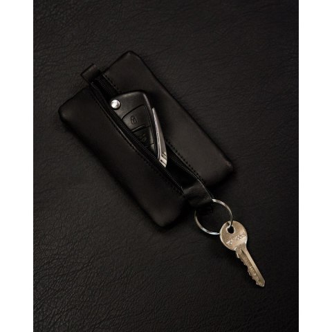 Etui na klucze ze skóry naturalnej w czarnym kolorze zamykane suwakiem KC-02-PDM BLACK