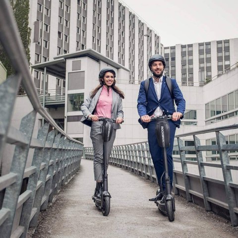 Torba wodoodporna na kierownicę lub ramę roweru hulajnogi 2 l - czarna