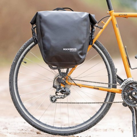 Sakwa rowerowa wodoodporna na bagażnik z paskiem na ramię 10-14l - czarna