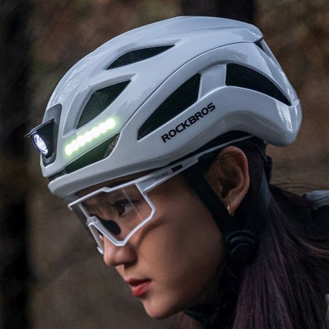 Kask rowerowy ze zintegrowanym oświetleniem wielokierunkowym USB-C 57-61 cm - biały