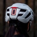 Kask rowerowy ze zintegrowanym oświetleniem wielokierunkowym USB-C 57-61 cm - biały