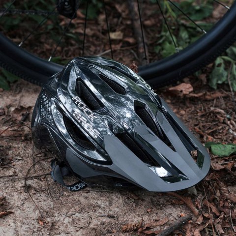 Kask na rower górski z regulowanym daszkiem zapięciem magnetycznym 58-62 cm - czarny