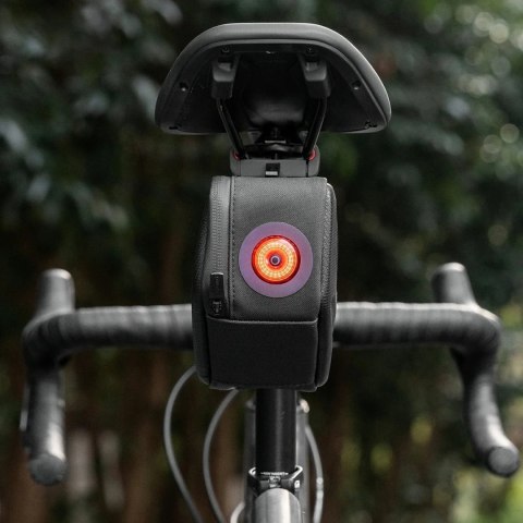 Torba rowerowa podsiodłowa z inteligentną lampką tylną 0.45 l - czarna